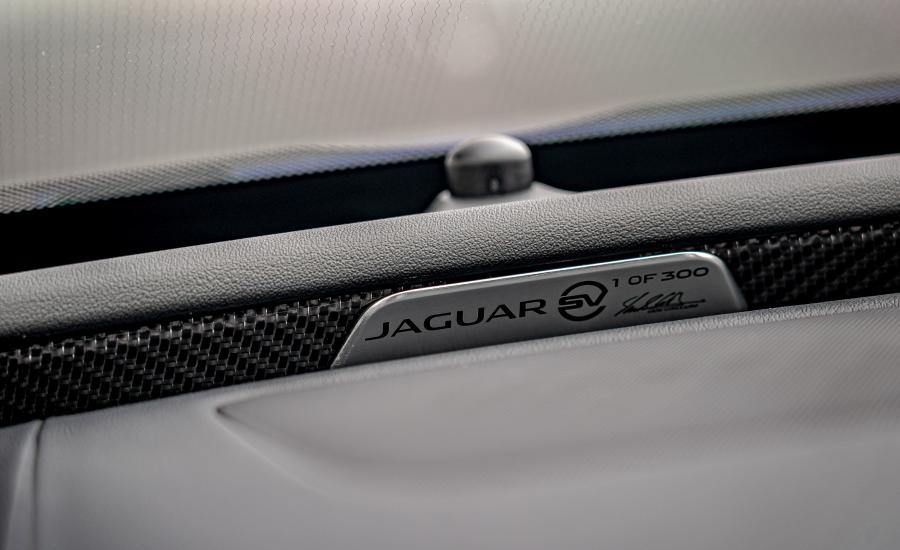 Детали интерьера Jaguar XE SV Project 8 2017 года  (NA) (фото 15 из 32)